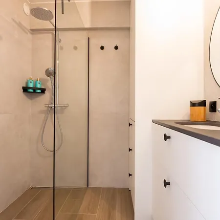 Апартаменты Modern Close To The For 6 *